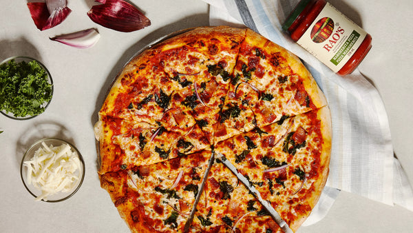 Pizza au chou frisé, à l'oignon rouge et au bacon