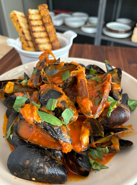 Moules à la vapeur avec sauce Arrabbiata de Rao's