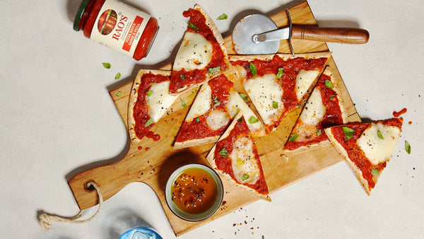 Pizza margherita sur pain plat