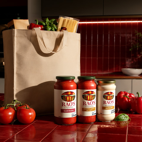 Rao's Canada premium pasta sauces and Alfredo sauce displayed with fresh tomatoes