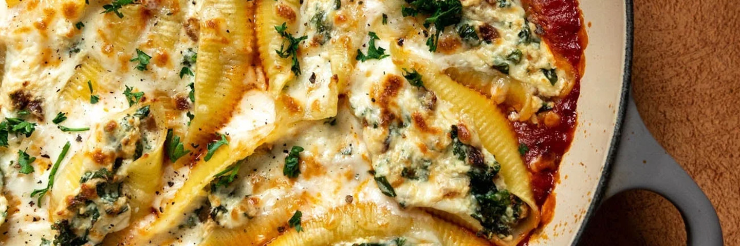 Coquilles farcies à la ricotta, au chou frisé et aux oignons caramélisés