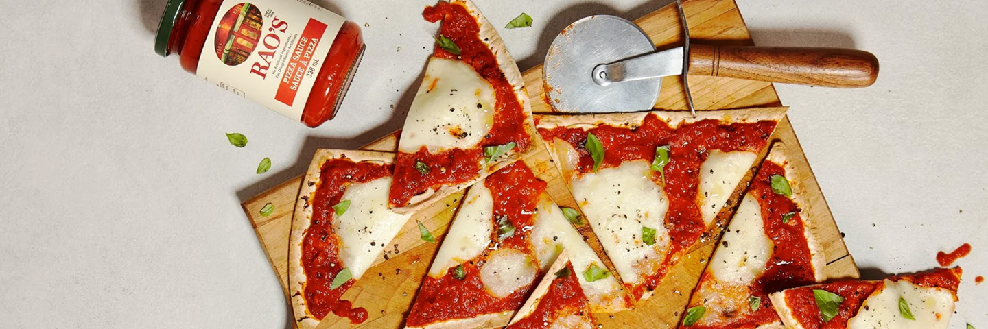 Pizza margherita sur pain plat