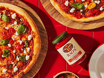 Goat cheese and spicy honey pizza
