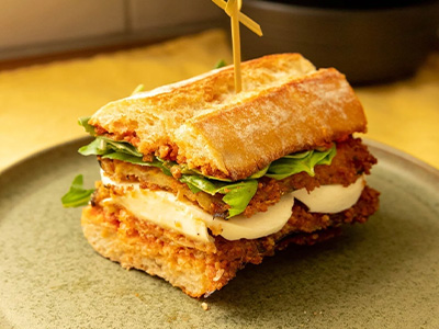 Sandwich aux aubergines parmigiana